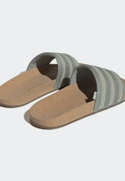 Adidas Originals Adilette Unisex - Sandalias Planas - Silver Green/Pantone/Gum -Toni Pons Ventas 220526ea8d33427b9ff7059159cd3685