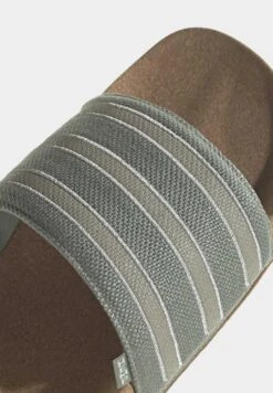 Adidas Originals Adilette Unisex - Sandalias Planas - Silver Green/Pantone/Gum -Toni Pons Ventas 475e146f51764b35affedc03210de1fd